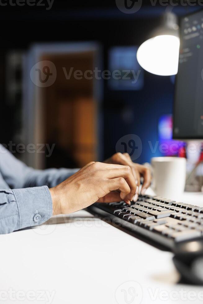 operando con binario programa y html idioma en terminal ventana, sistema experto usos computadora programación a garantizar servidor privacidad. técnico desarrollador proporciona la seguridad para bases de datos foto