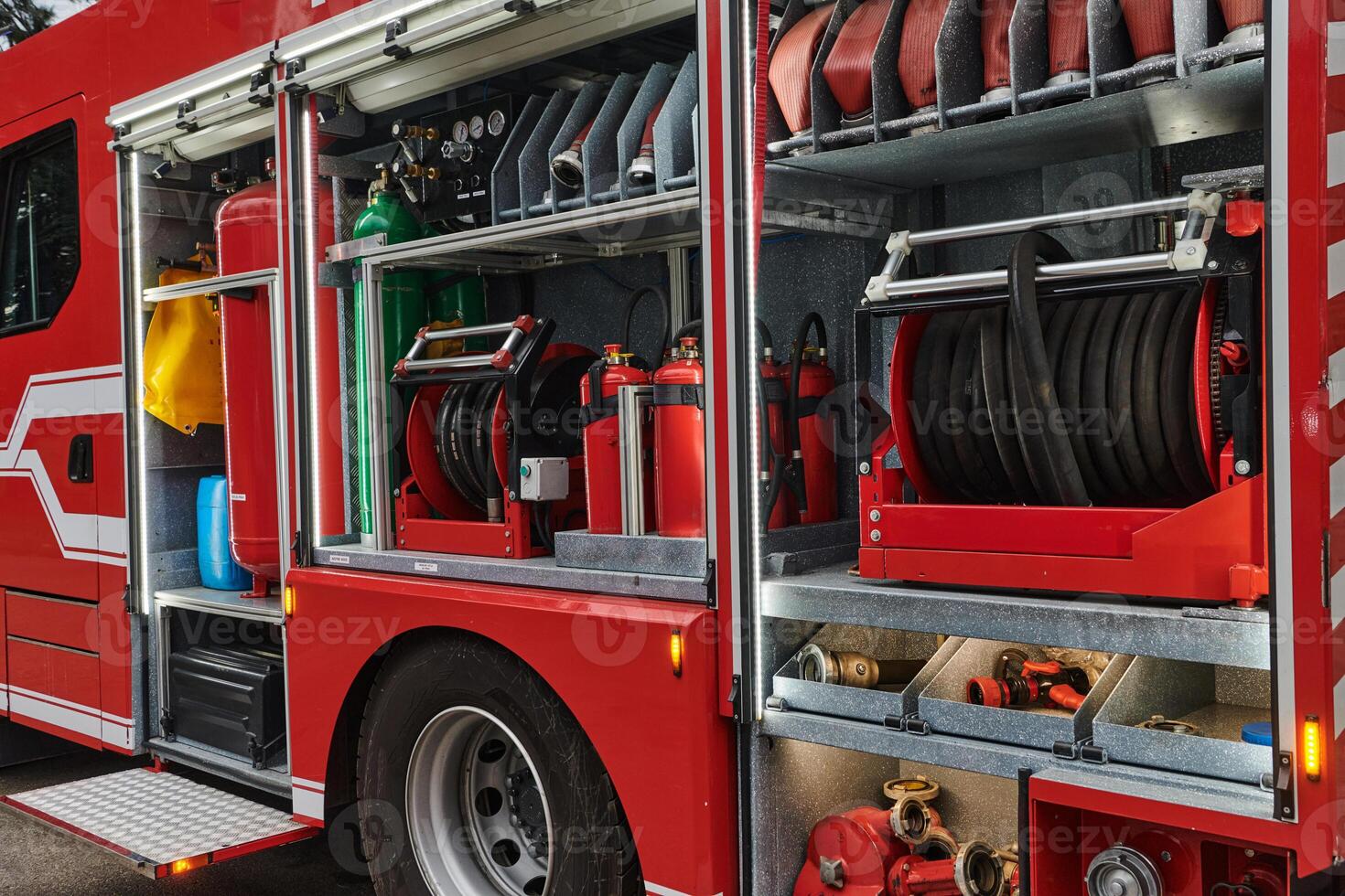 un lo último camión de bomberos, equipado con avanzado rescate tecnología, soportes Listo con sus experto lucha contra incendios equipo, preparado a intervenir y responder rápidamente a emergencias, asegurando el la seguridad foto