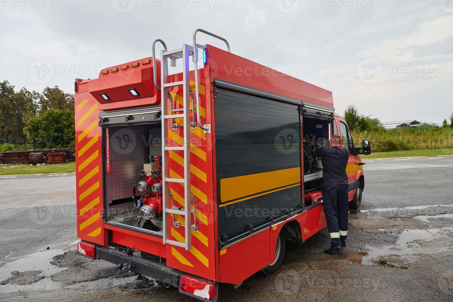 un lo último camión de bomberos, equipado con avanzado rescate tecnología, soportes Listo con sus experto lucha contra incendios equipo, preparado a intervenir y responder rápidamente a emergencias, asegurando el la seguridad foto