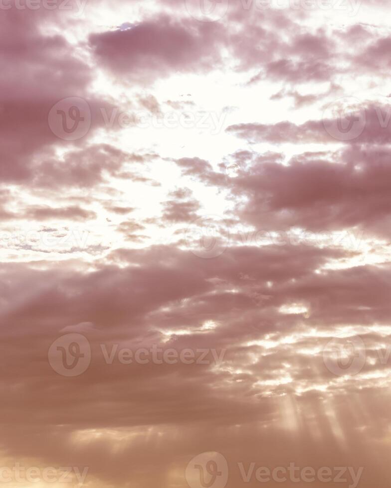 Dom rayos rotura mediante cúmulo nubes el concepto de adivinar luz, un luz tenue de esperanza o superar dificultades. espiritual religioso antecedentes. foto