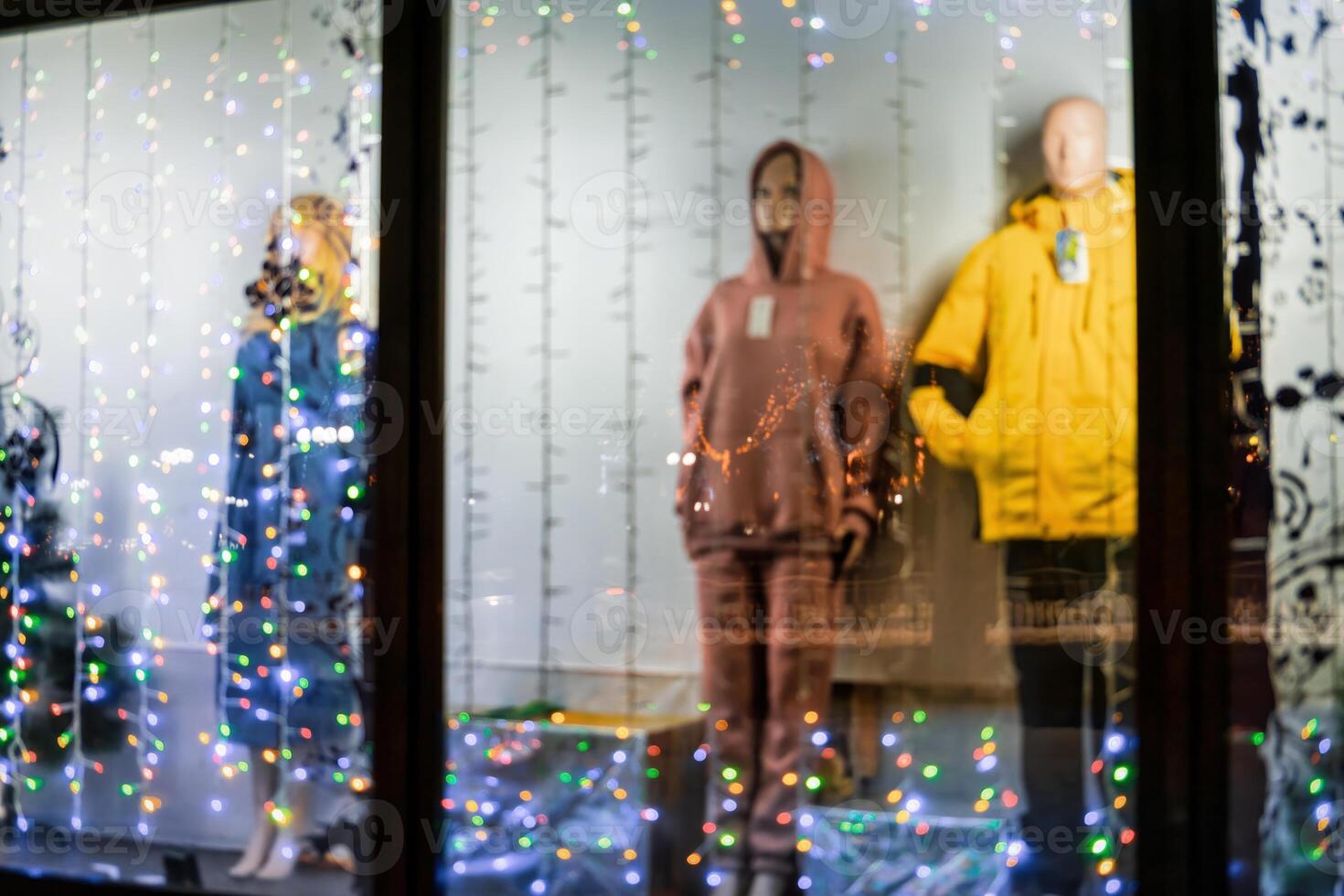 Rusia, Kaluga - diciembre 27, 2021 masculino y hembra maniquíes en un tienda ventana a noche, iluminado por lámparas foto