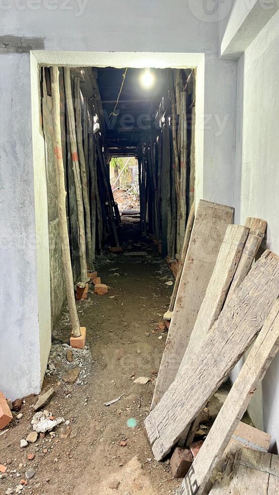 Lenghthy way filled with balancing poles that holds slabs for roofing photo