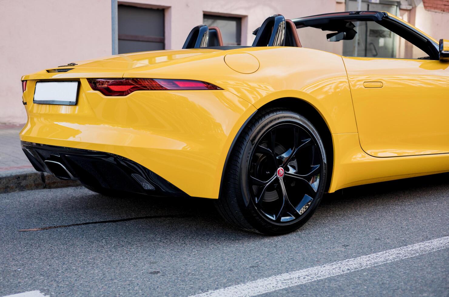 minsk, bielorrusia, mayo 14, 2024 - cola ligero lujoso amarillo jaguar F tipo foto