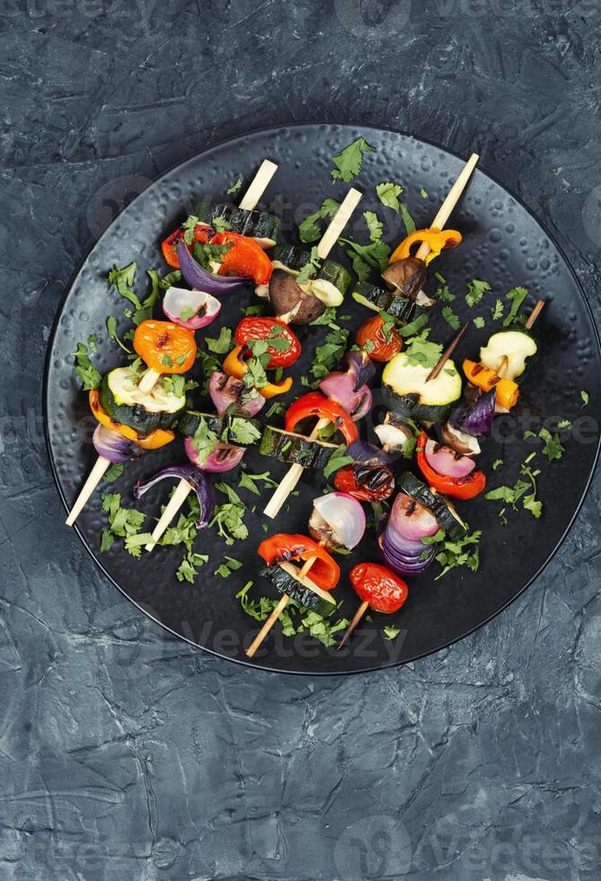 A la parrilla brochetas vegetales foto