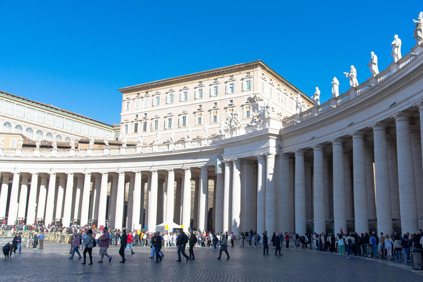 Vaticano ciudad, italia-abril 18, 2024 columnatas y apostólico palacio en S t. de pedro cuadrado foto