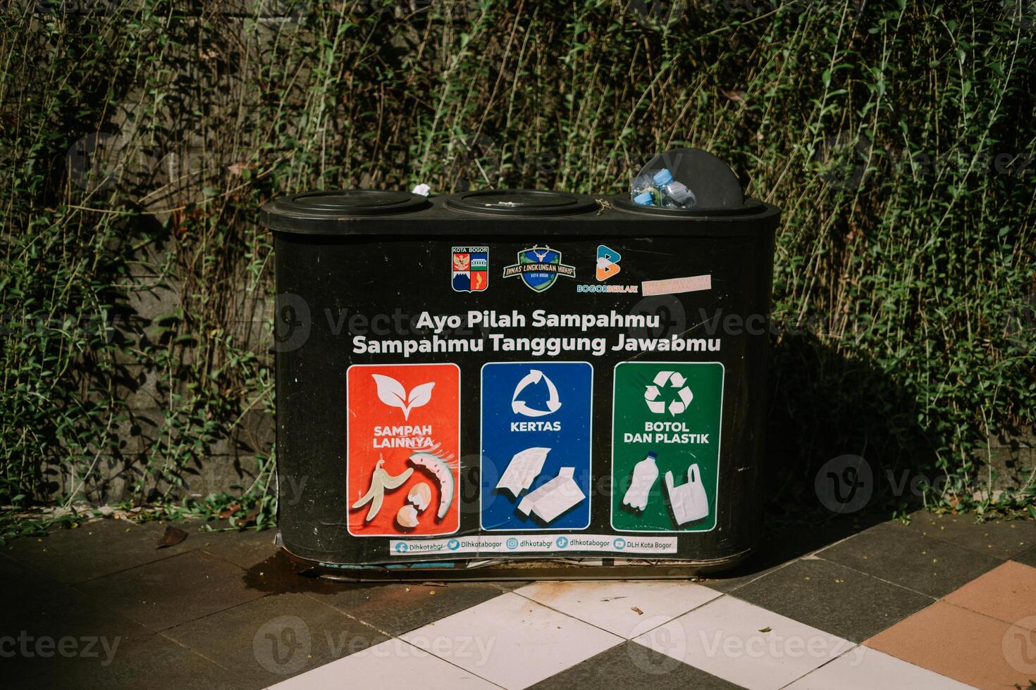 Bogor, mei 26 2024. A public trash bin, promoting cleanliness and environmental responsibility in urban spaces photo