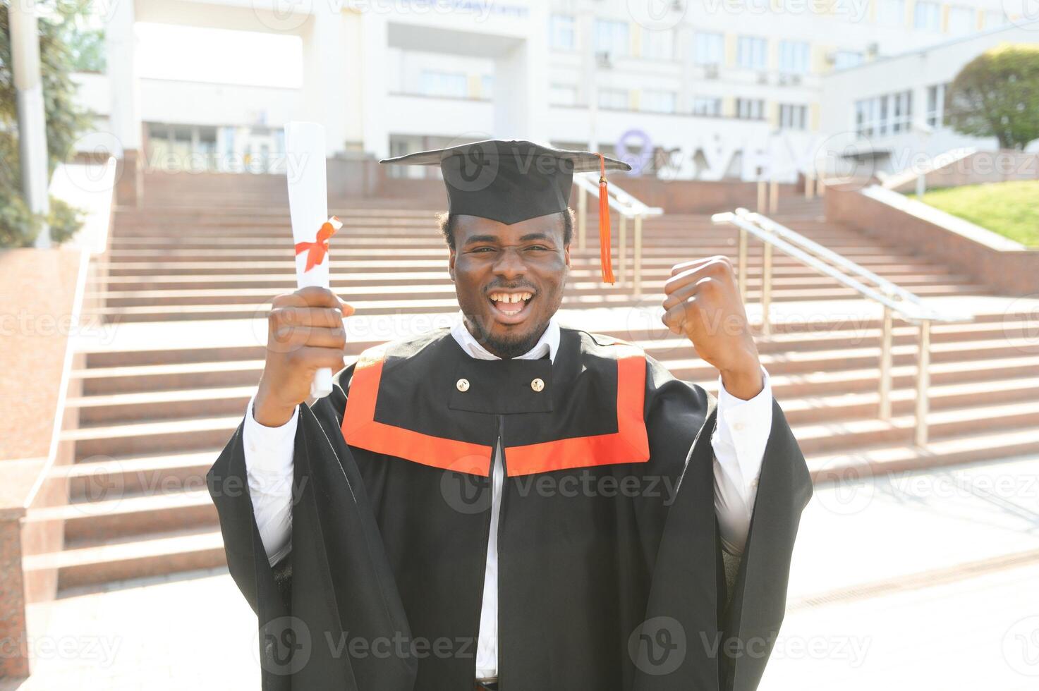 contento graduado. contento africano hombre en graduación vestidos foto