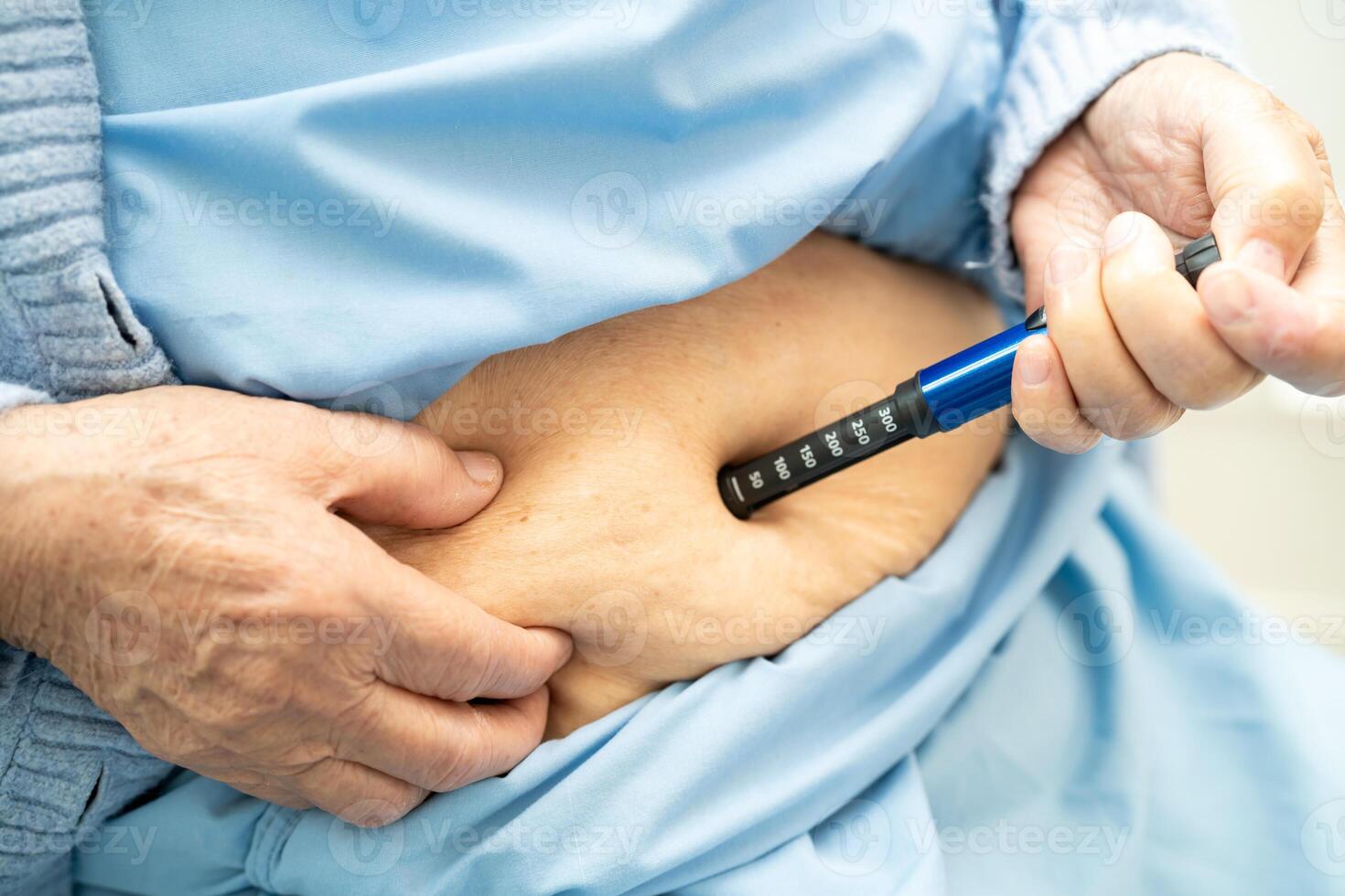 Senior woman patient injecting insulin for treat diabetes. photo