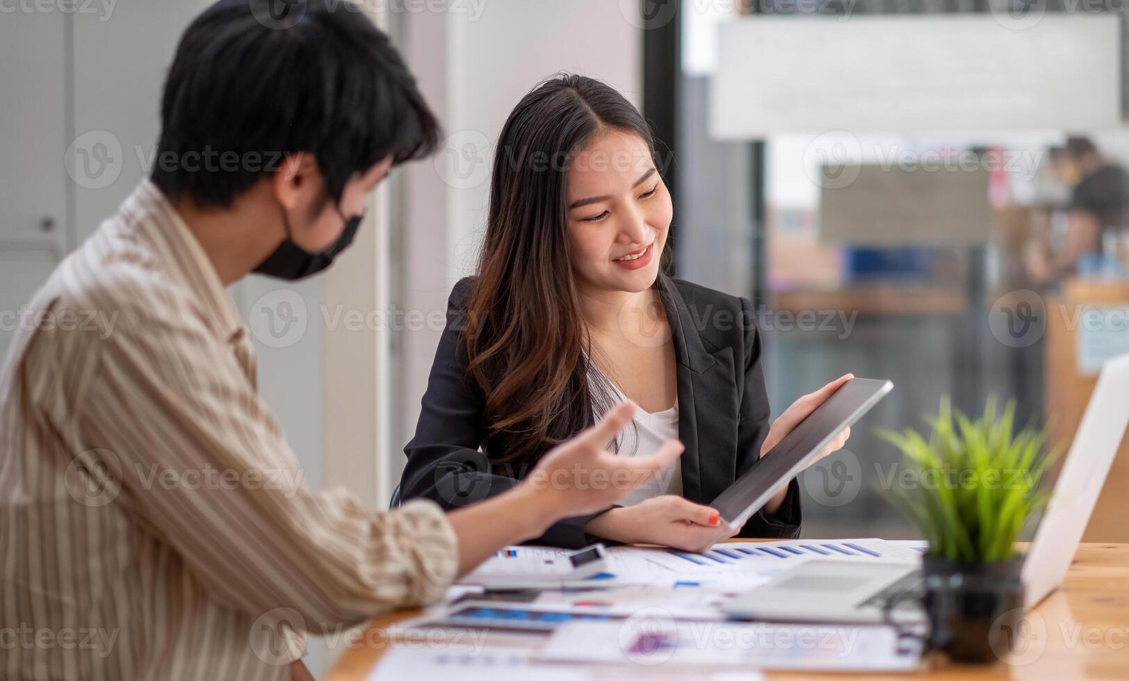 Business people analysis summary graph reports of business operating expenses and work data about the company's financial statements. business financial concept photo