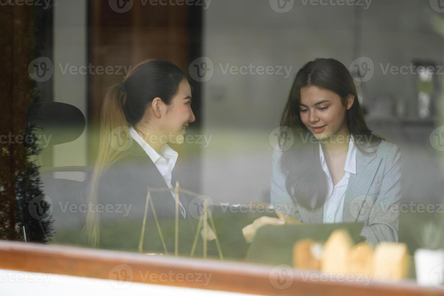 Law, Consultation, Agreement, Contract, Attorney or Lawyer consulting with a client to explain the pattern of answering questions before going to court to decide a lawsuit. photo