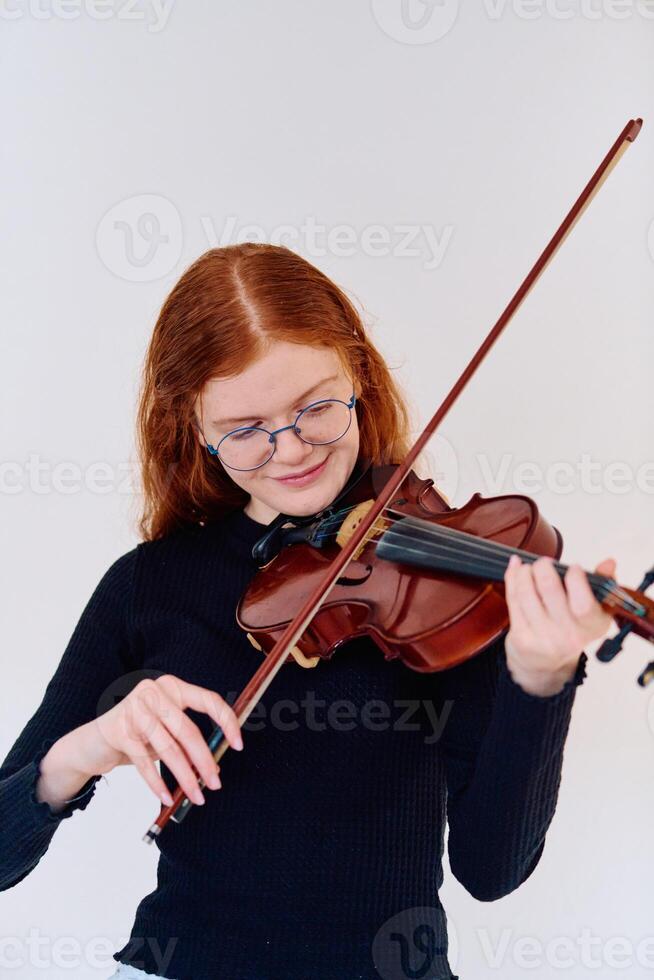 maravilloso pelirrojo músico poses con violín en cautivador retrato foto