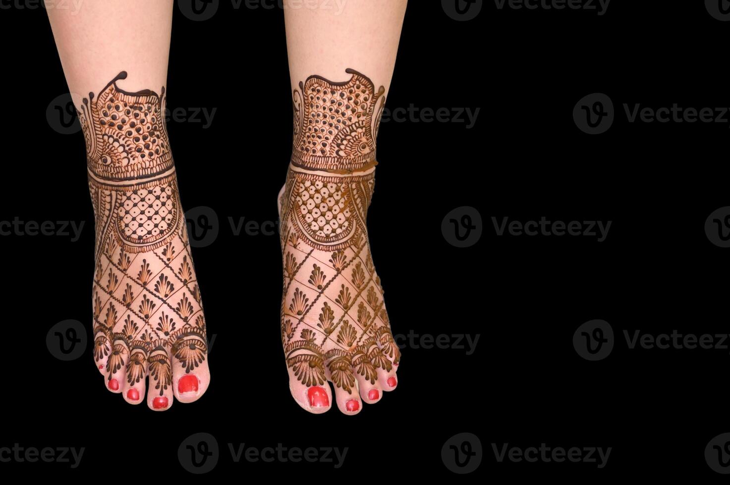 Beautiful bridal mehndi on legs simple and beautiful stylish leg mehndi design beautiful bride indian woman mehndi on legs with black background photo