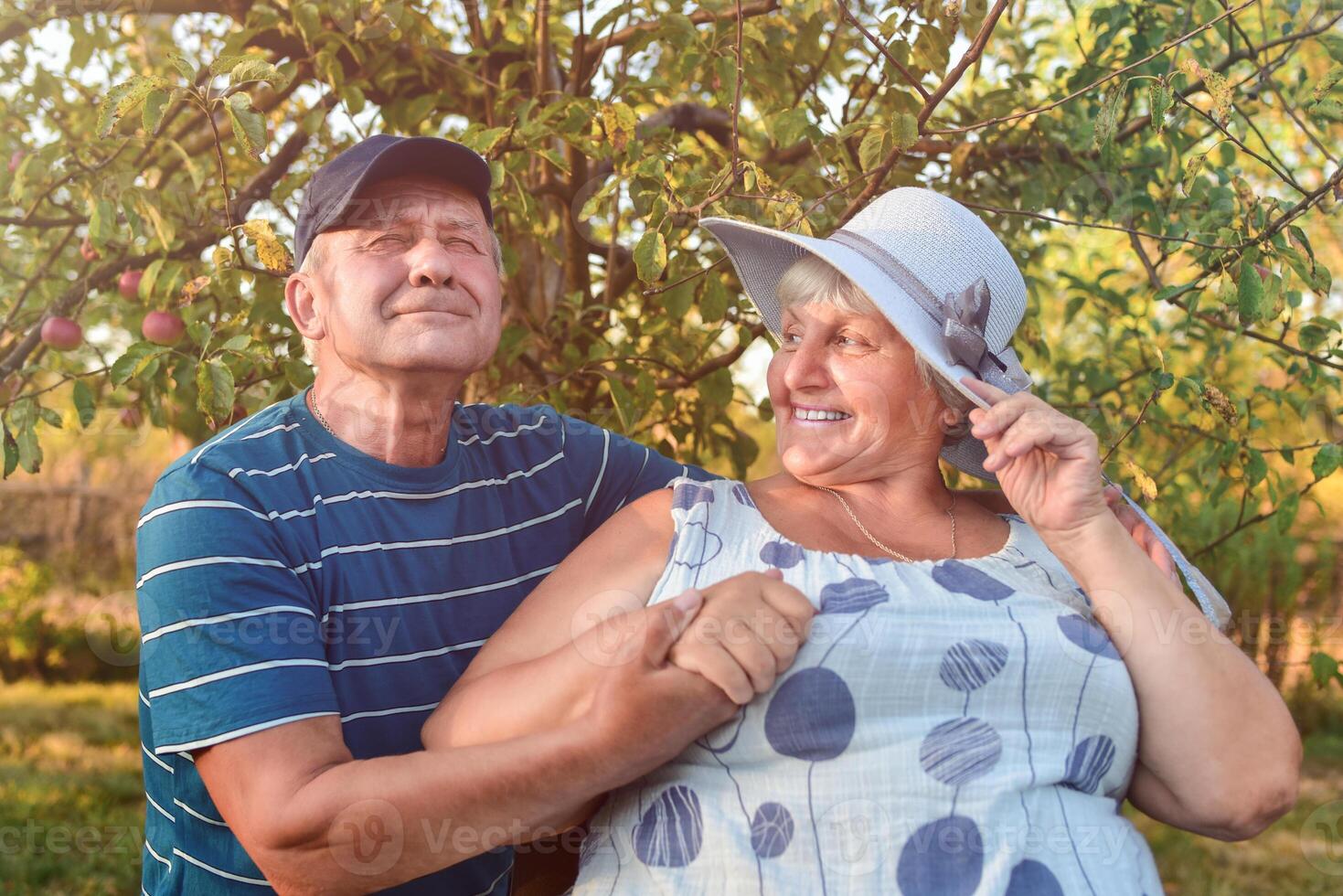 auténtico al aire libre Disparo de antiguo Pareja teniendo divertido en el jardín y bendito con amor. durante su juego hombre es molesto a Beso su compañero y ella es riendo fuera alto. amor y familia concepto. foto