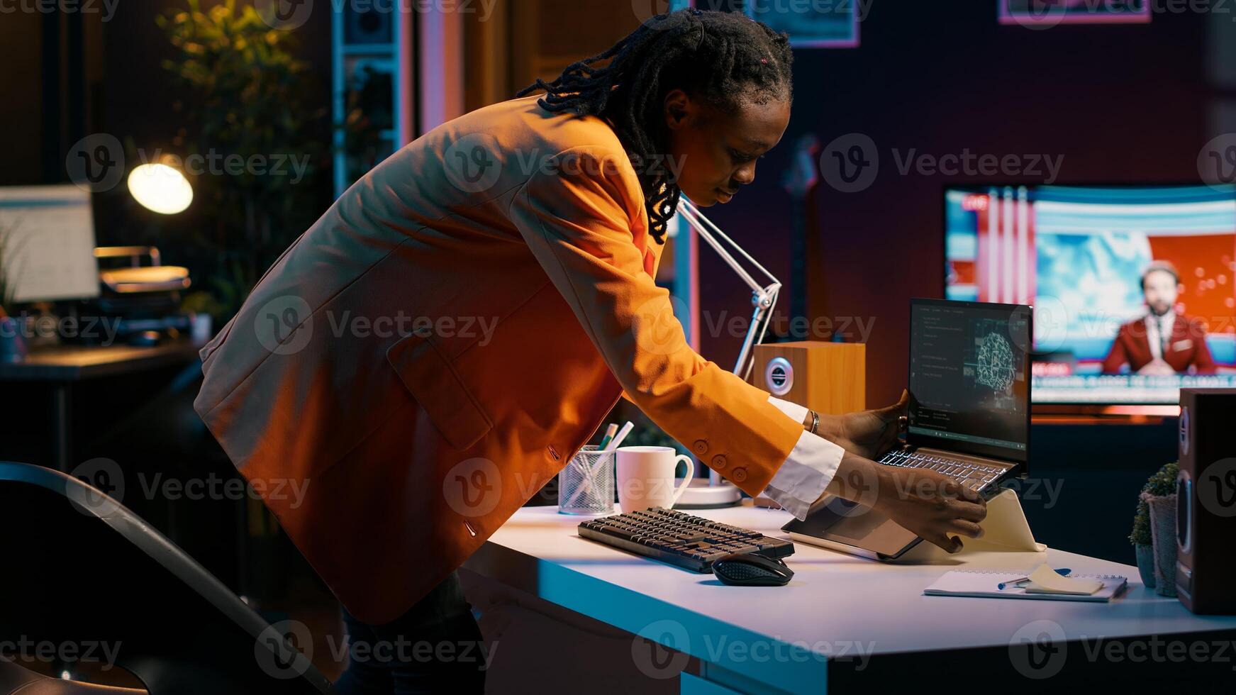 africano americano niña estudiando servidores Proporcionar ai informática recursos, aprendizaje a programa html guiones en artificial inteligencia neural red sistema. mujer usos codificación idioma. cámara una. foto