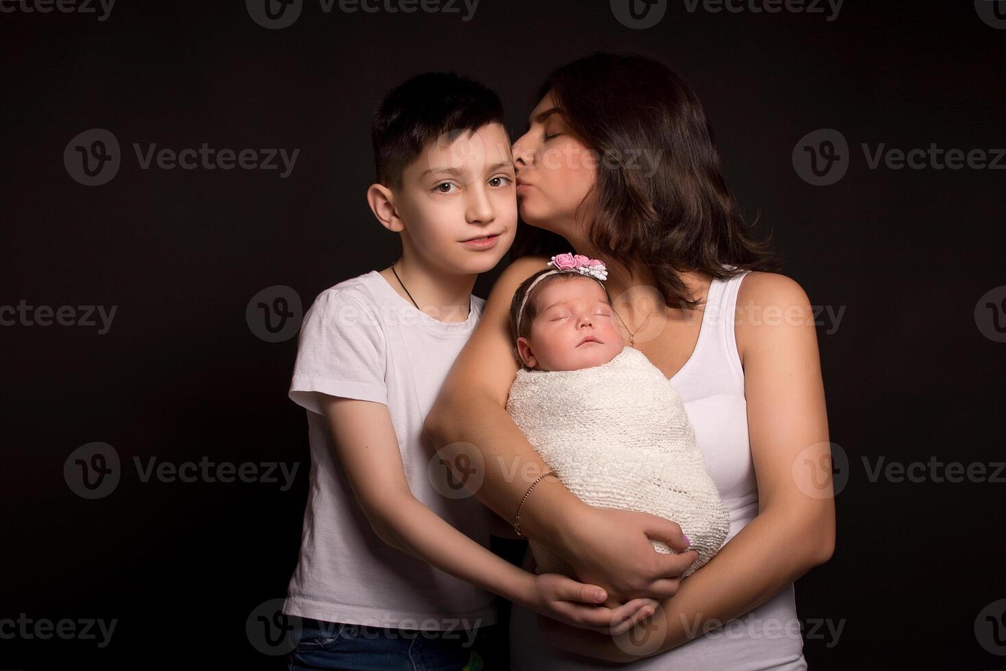 mamá hijo y hija en un negro antecedentes foto