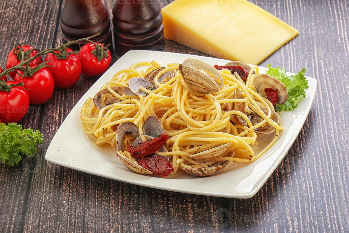 Pasta with vongole and tomato photo