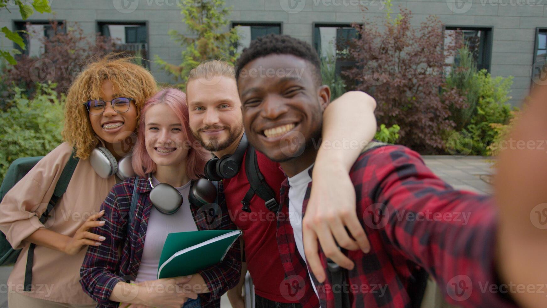 diverso multirracial Universidad Universidad amigos contento grupo multiétnico personas adolescentes diversidad estudiantes sonriente riendo saludo Hola posando foto juntos al aire libre grabar Blog selfie web leva