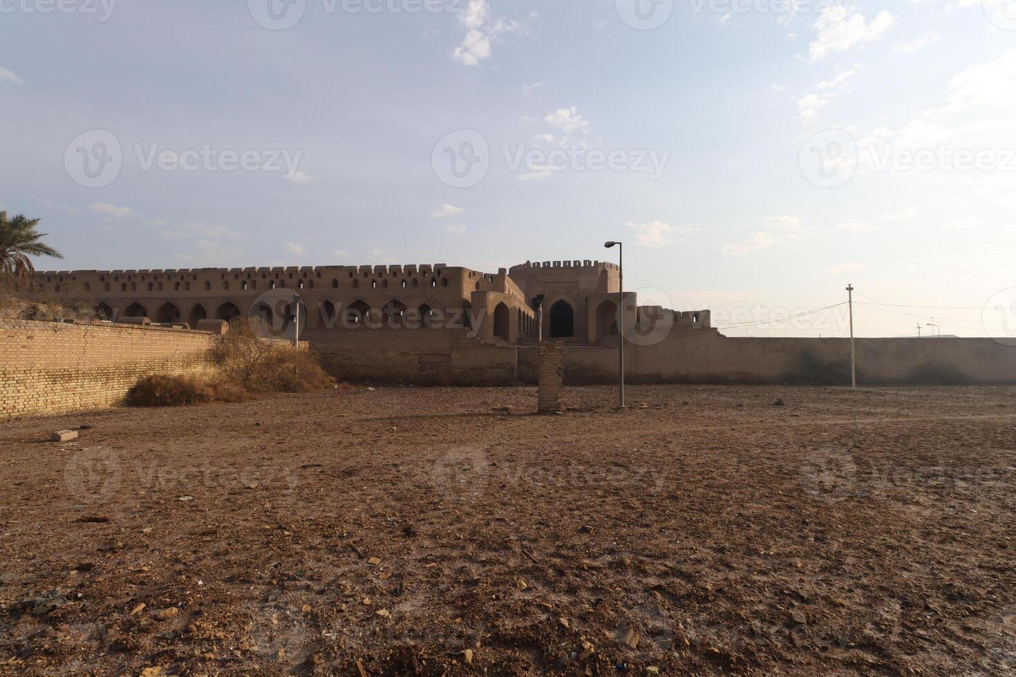 a Bab Al Dhafriyah , or Bab Al Wastani, dates back to the era of the rule of Al Mustadhir Al Abbasi, and it was not completed during his reign until his son Al Mustarshid completed it in 1123 AD photo