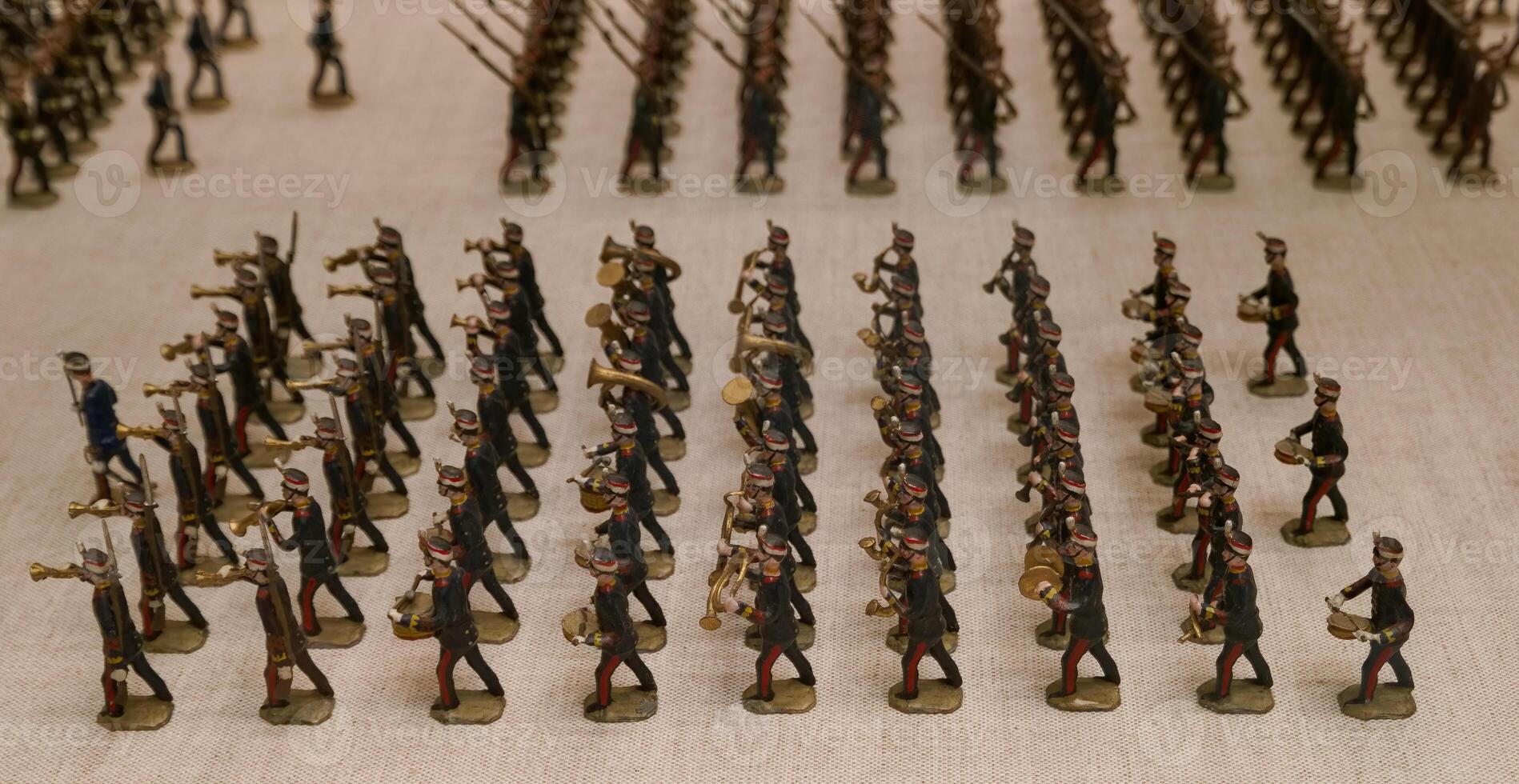 soldiers, figurines, army, militaria, marching formation, modeli photo