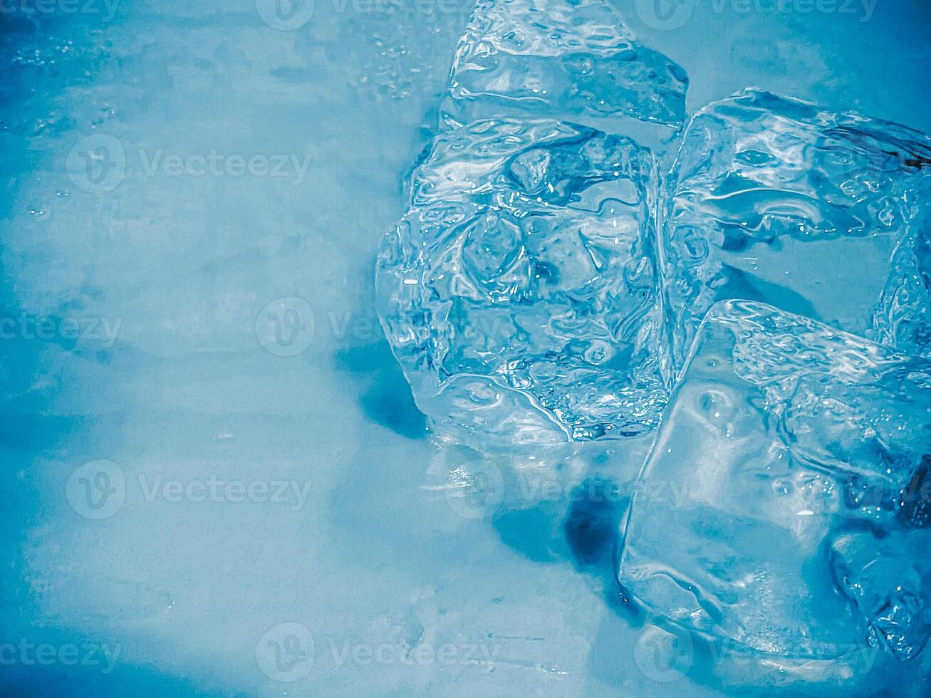 icecubes background,icecubes texture,icecubes wallpaper,ice helps to feel refreshed and cool water from the icecubes helps the water refresh your life and feel good.ice drinks for refreshment business photo