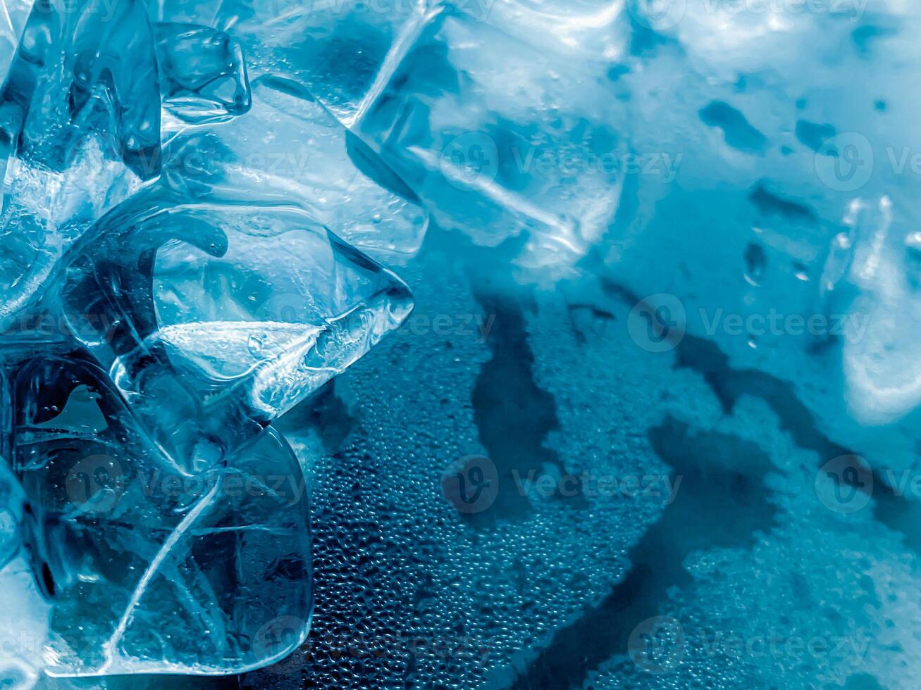 icecubes background,icecubes texture,icecubes wallpaper,ice helps to feel refreshed and cool water from the icecubes helps the water refresh your life and feel good.ice drinks for refreshment business photo
