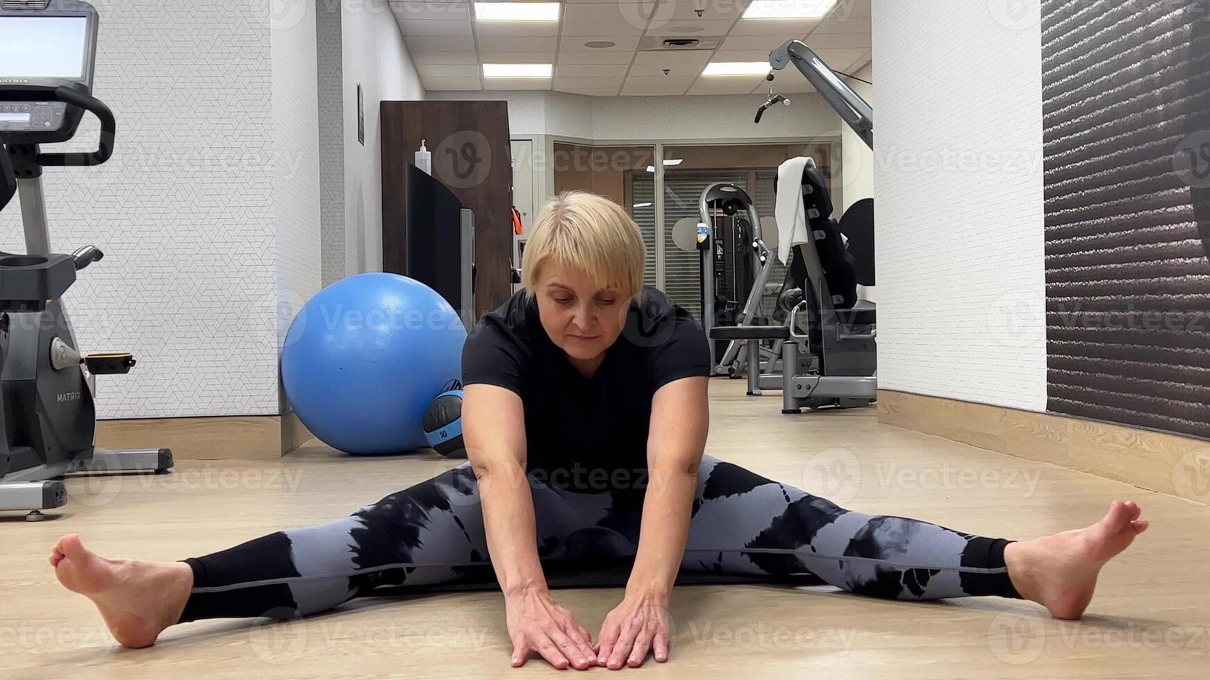 19.10.23 - Mississauga, Canada. Stretching. photo