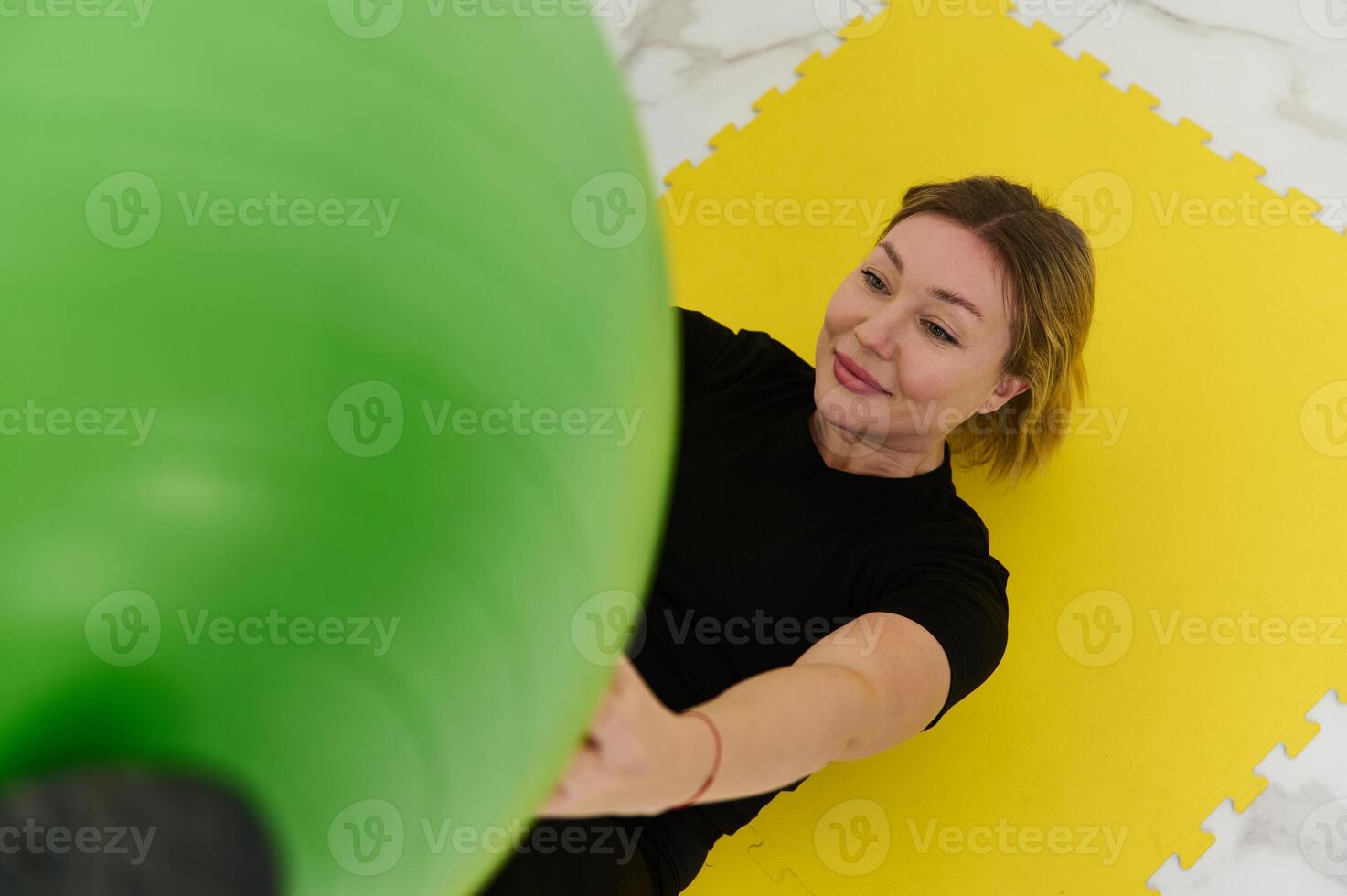 joven atlético mujer trabajando fuera con aptitud pelota a hogar gimnasio foto