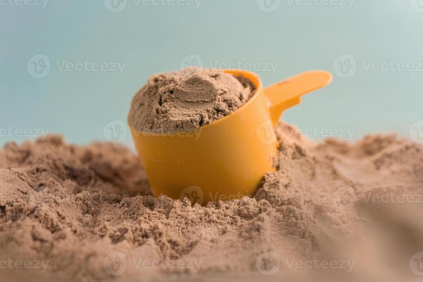 de cerca de cucharón de polvo de proteína. foto