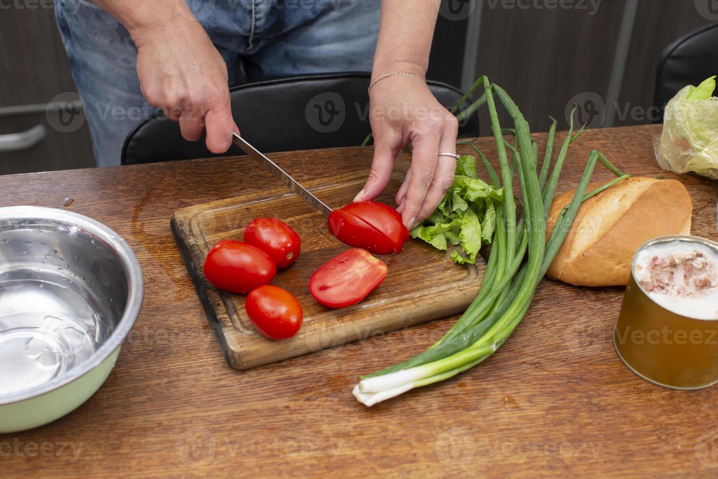Chop the green onions and tomatoes and place them in a bowl. Prepare the salad. photo