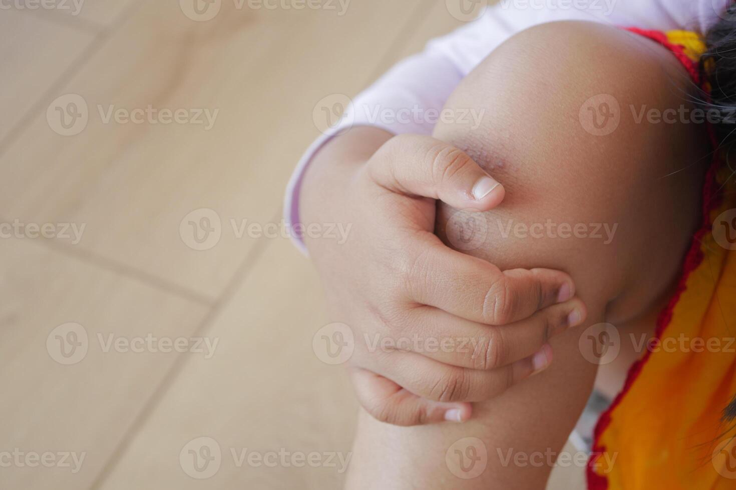 a little girl suffering knee joint pain photo
