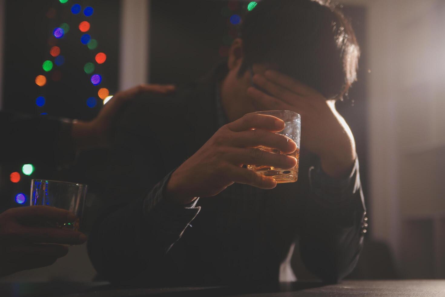 Celebration night, pour whiskey into a glass. Give to friends who come to celebrate photo