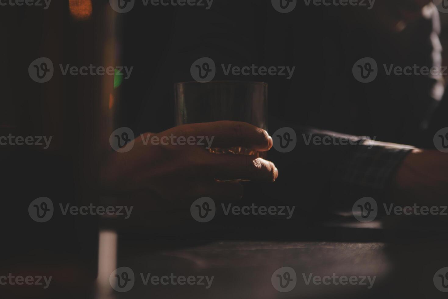 Celebration night, pour whiskey into a glass. Give to friends who come to celebrate photo