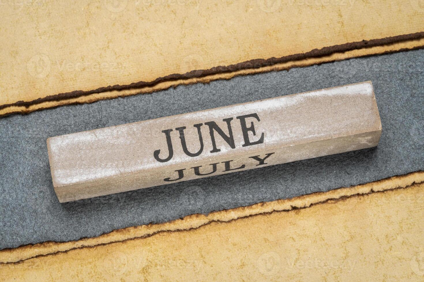 junio texto en grunge de madera bloquear foto