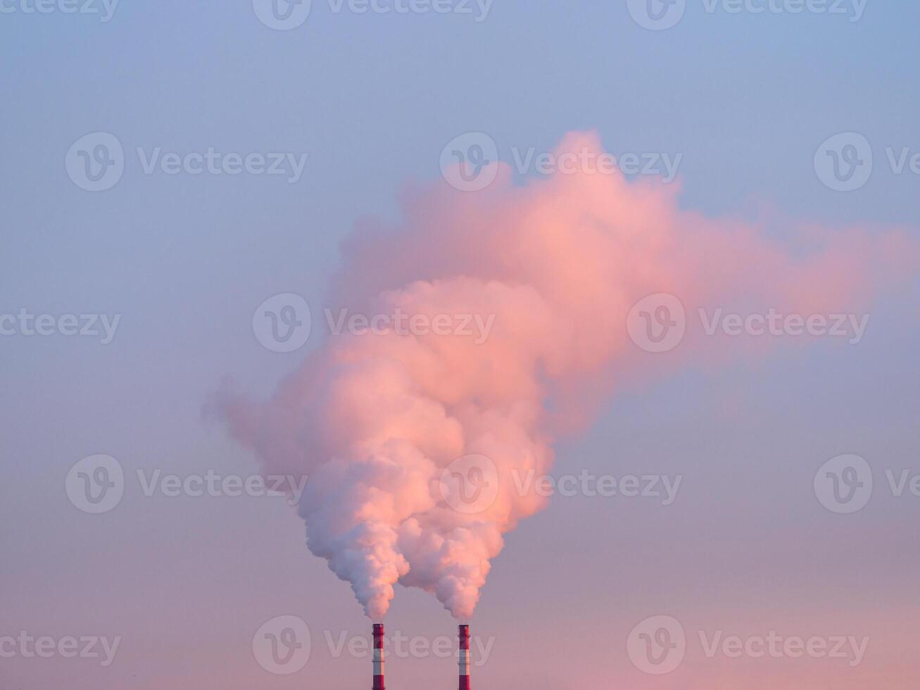 fábrica tubería con fumar, escarcha, amanecer foto