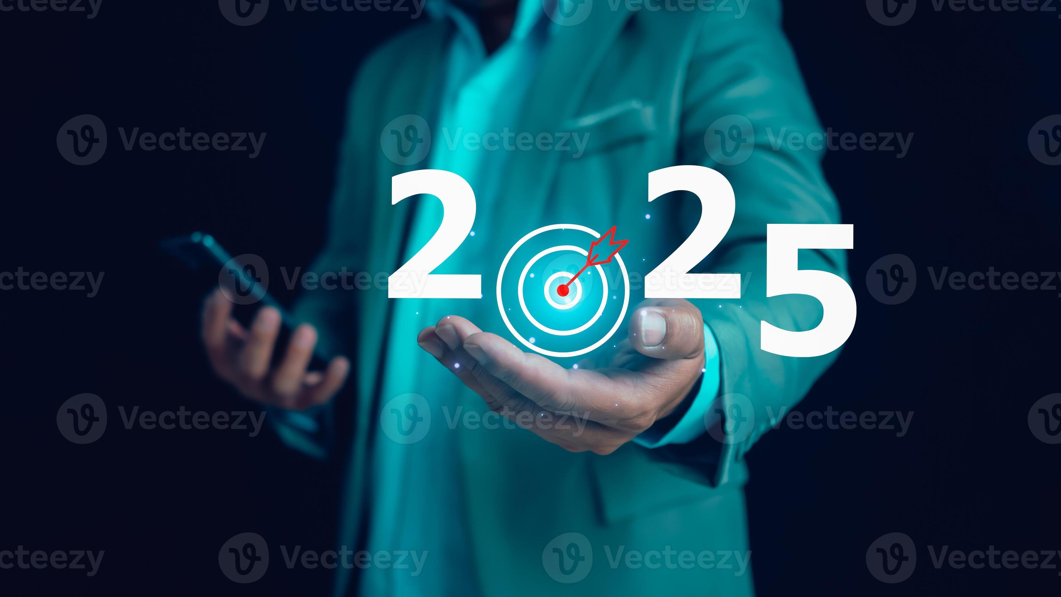 empresario sostiene texto 2025 con flecha objetivo, implementación de negocio metas plan