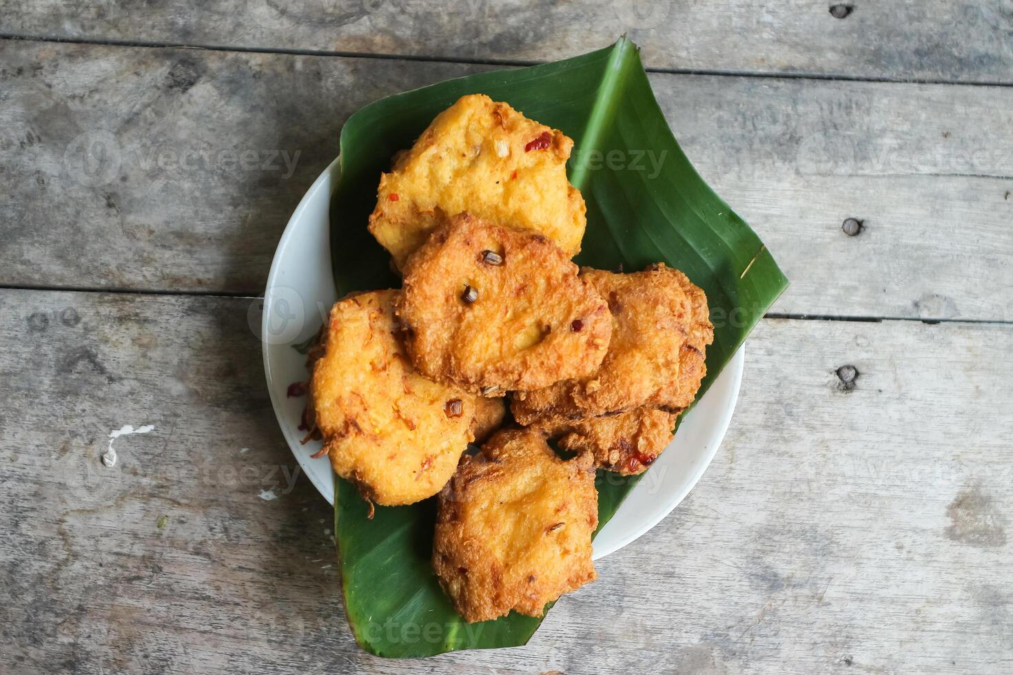 un pila de tofu buñuelos o frito tofu un pan en un hoja lámina. hecho desde un mezcla, machacado tofu, un pequeño tapioca harina, verde cebollas, huevos, sal y pimienta. crujiente en el afuera, suave en el dentro foto