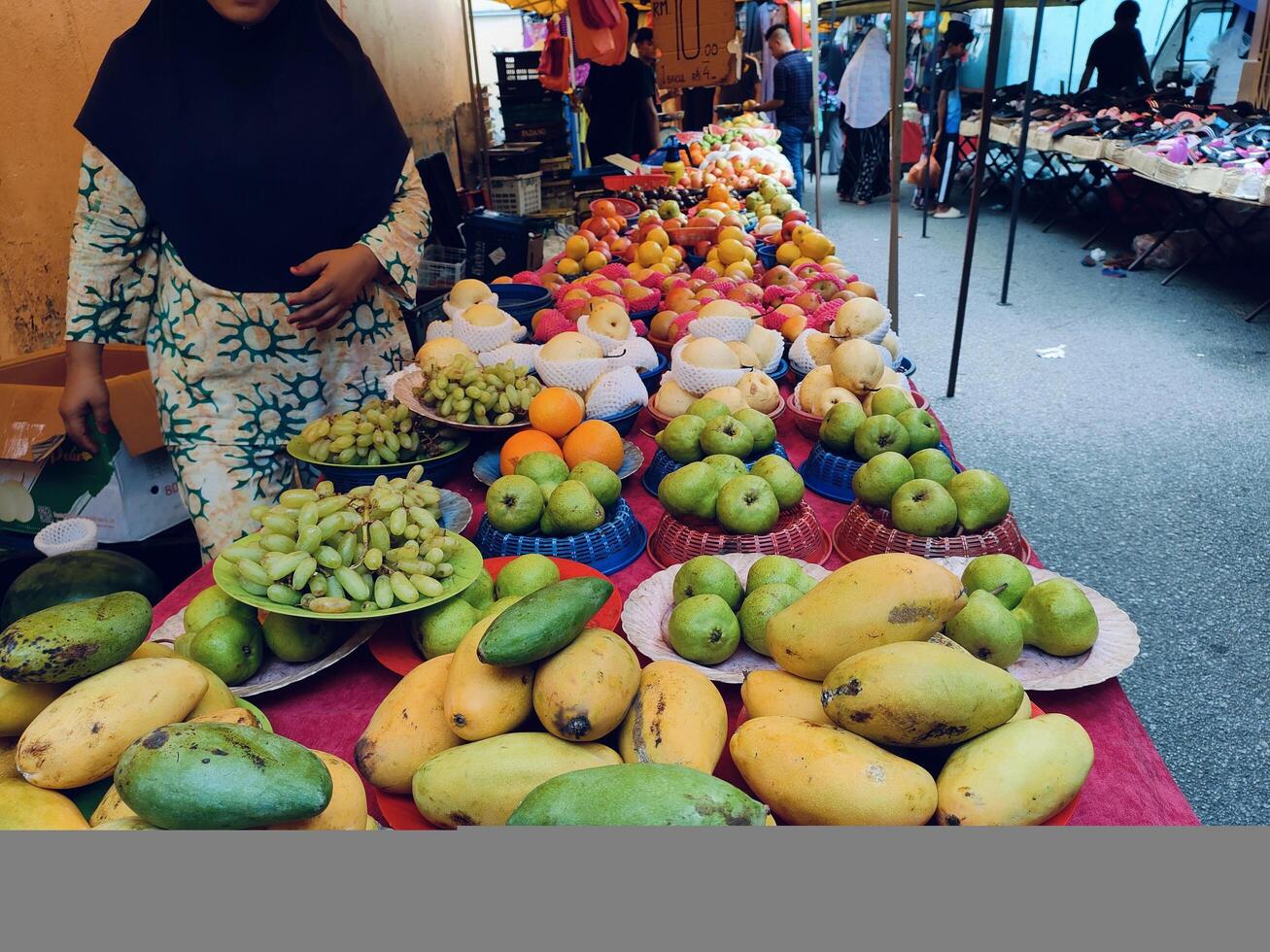 The bustling bazaar in Gombak town witnessed enthusiastic Malaysians shopping for Syawal meal ingredients, in preparation for celebrating Eidul Fitri. photo