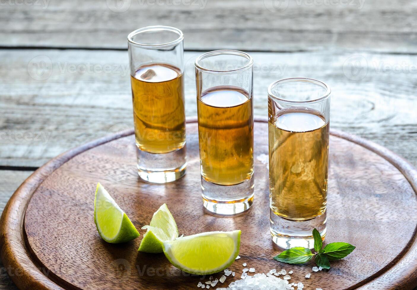 vasos de tequila sobre la plancha de madera foto