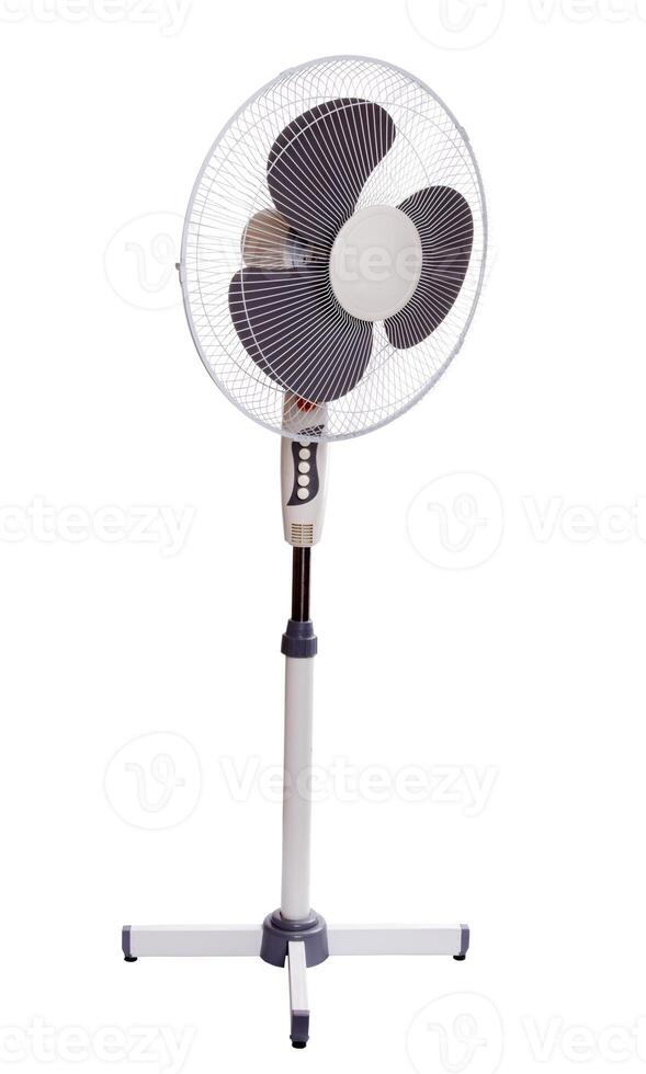 eléctrico ventilador en blanco foto