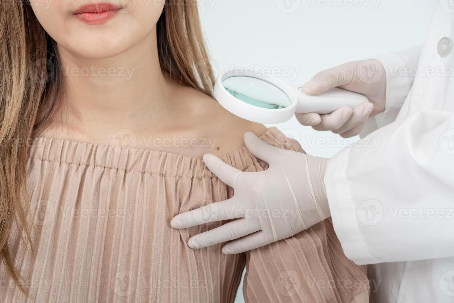 skin problem and beauty of asian girl. Dermatologist use magnifying glass look itchy skin from skin allergic, steroid allergy, sensitive skin, chemical allergy, rash, insect bites, Dermatitis. photo