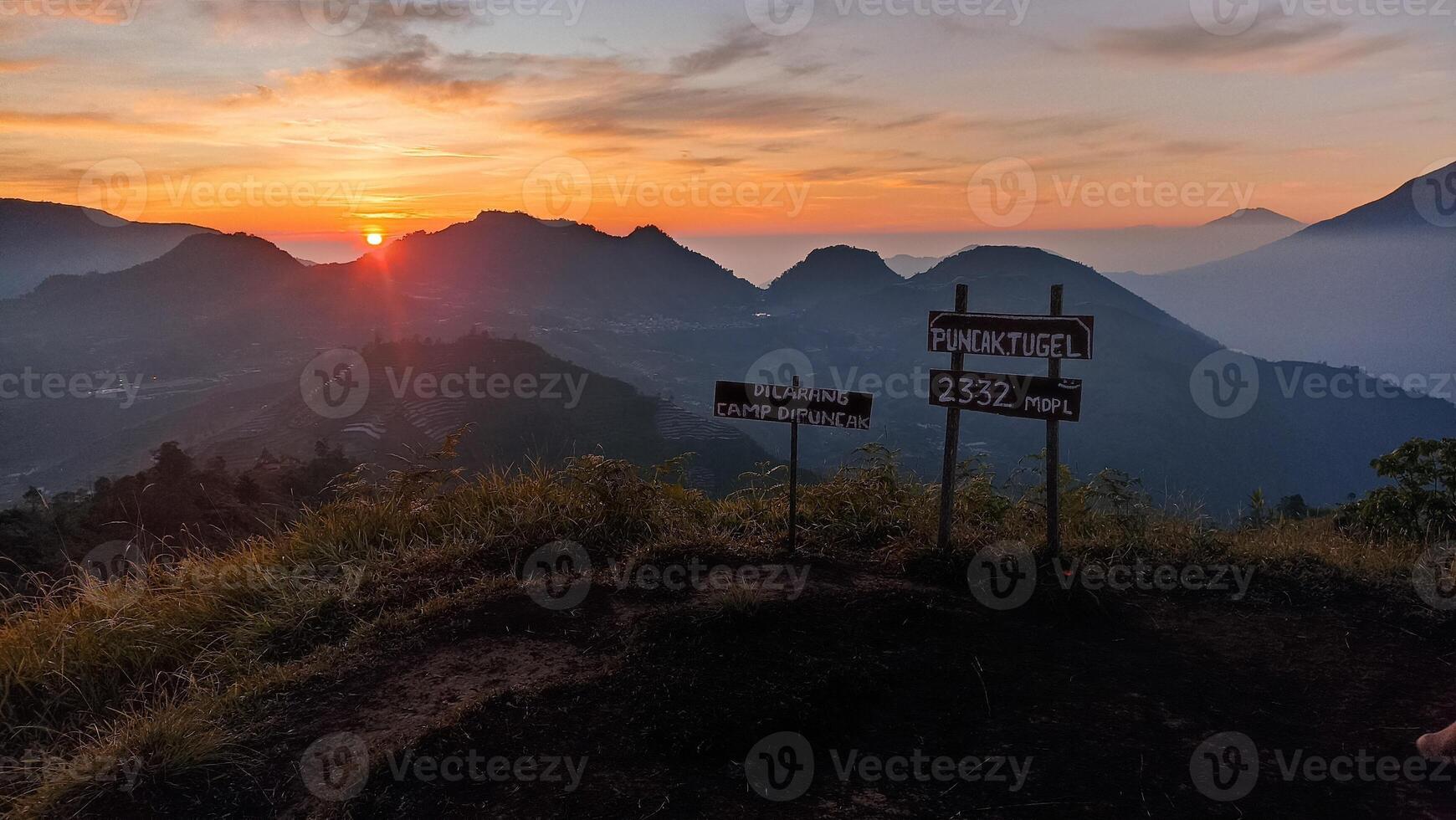 The view of the sunrise in the morning seen from the top of Mount Bismo Dieng is suitable for use as a background with a natural theme photo