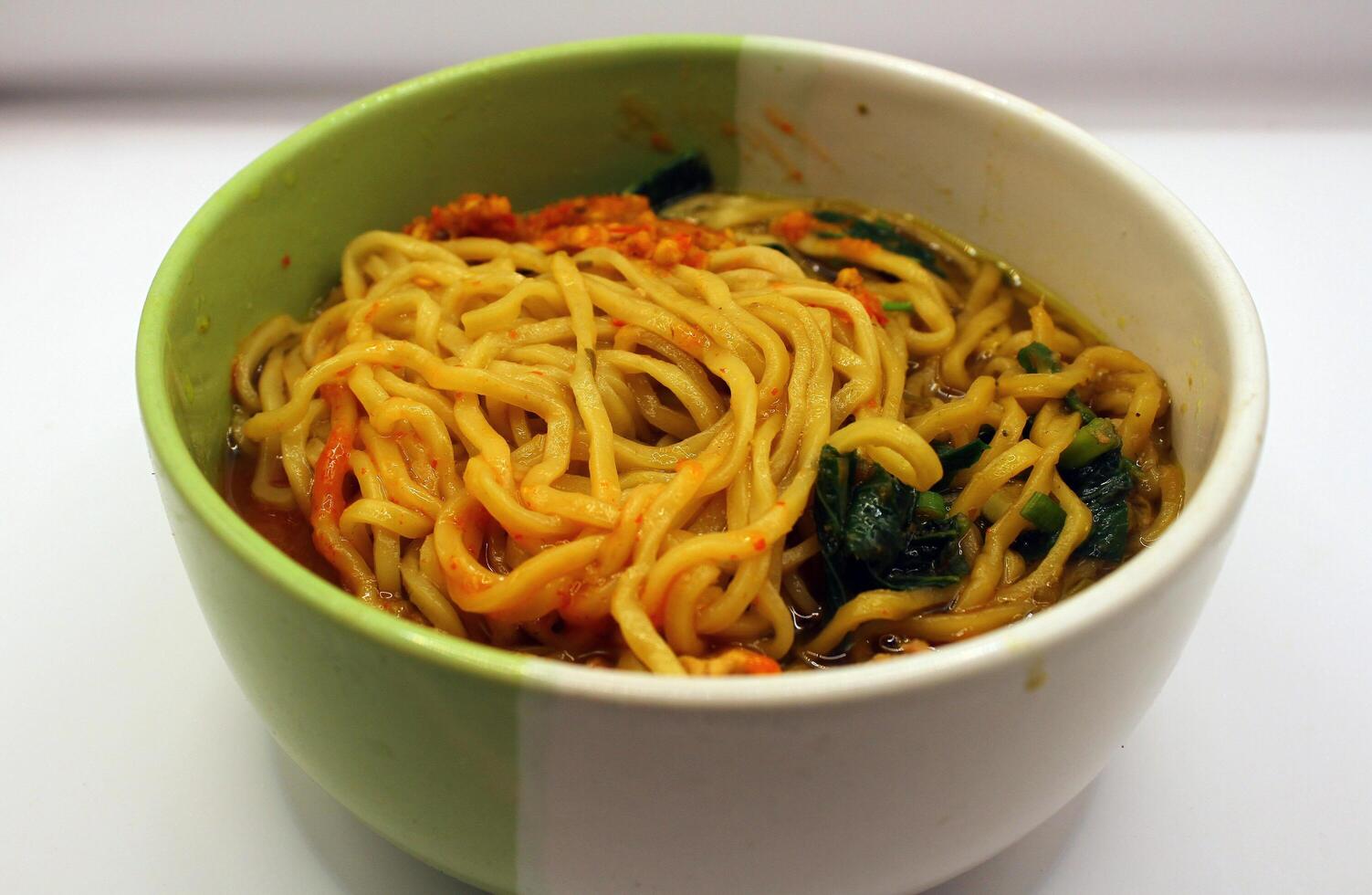 tallarines en un bol, ramen en un bol, instante fideos, rápido comida foto