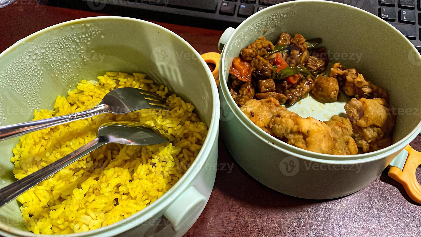 photo of packed food on the office table for lunch