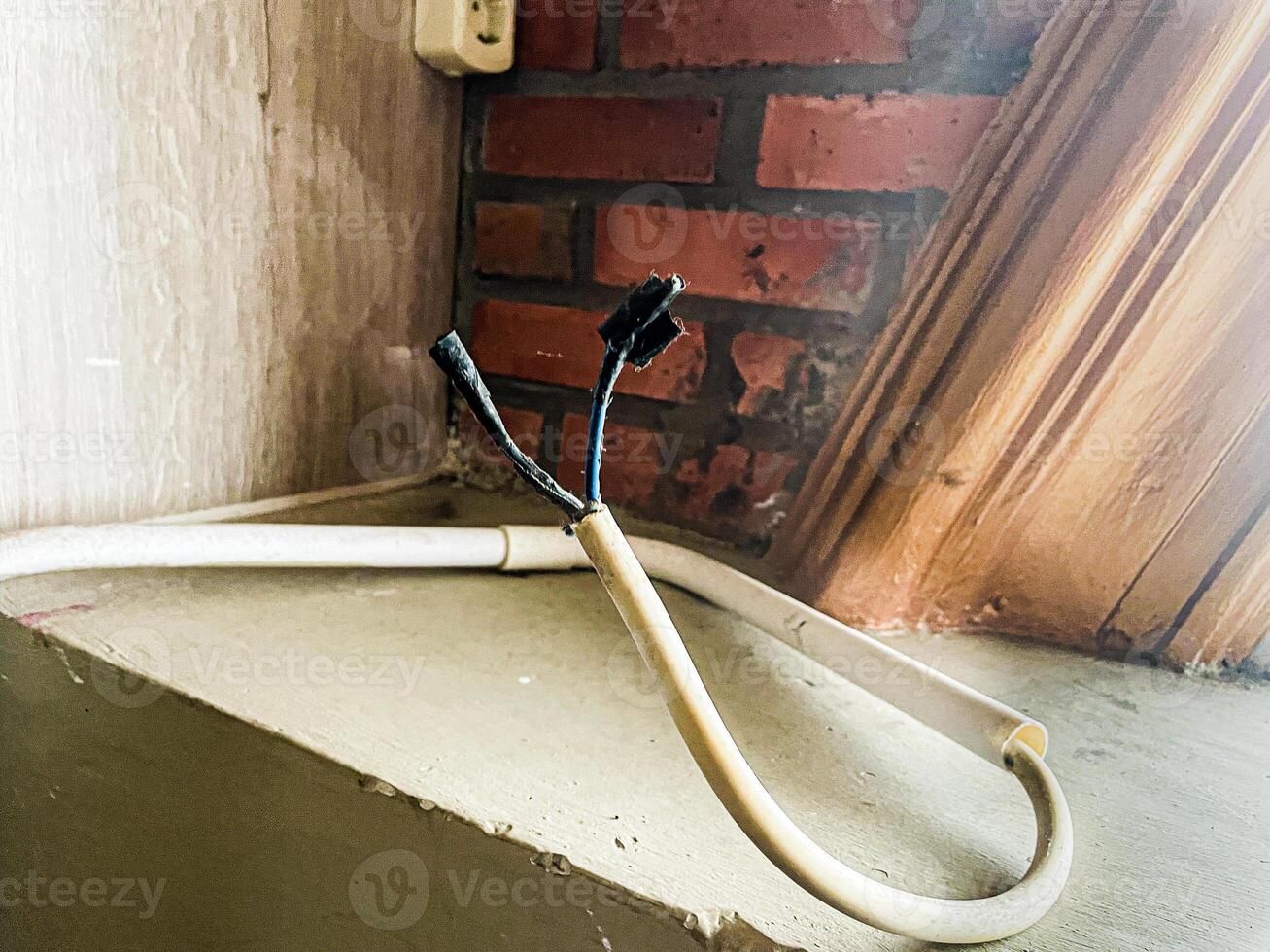 The exposed end of the electrical cable was damaged and only covered with duct tape photo