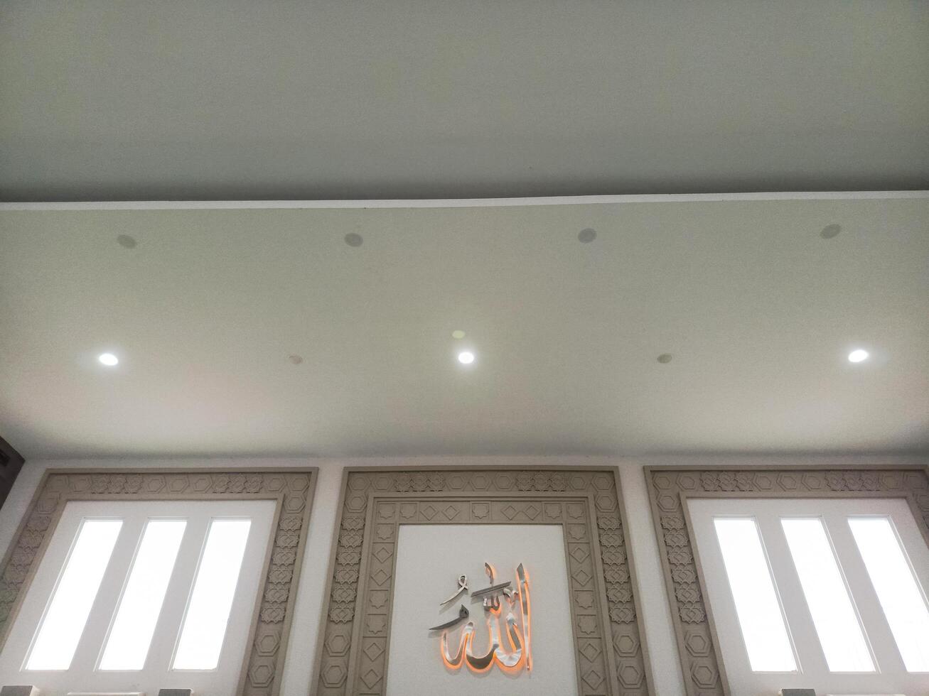 Photo of the mosque ceiling and the interior inside