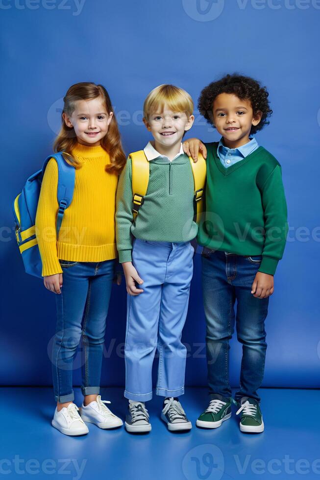 diverso grupo de niños en pareo azul y amarillo trajes foto