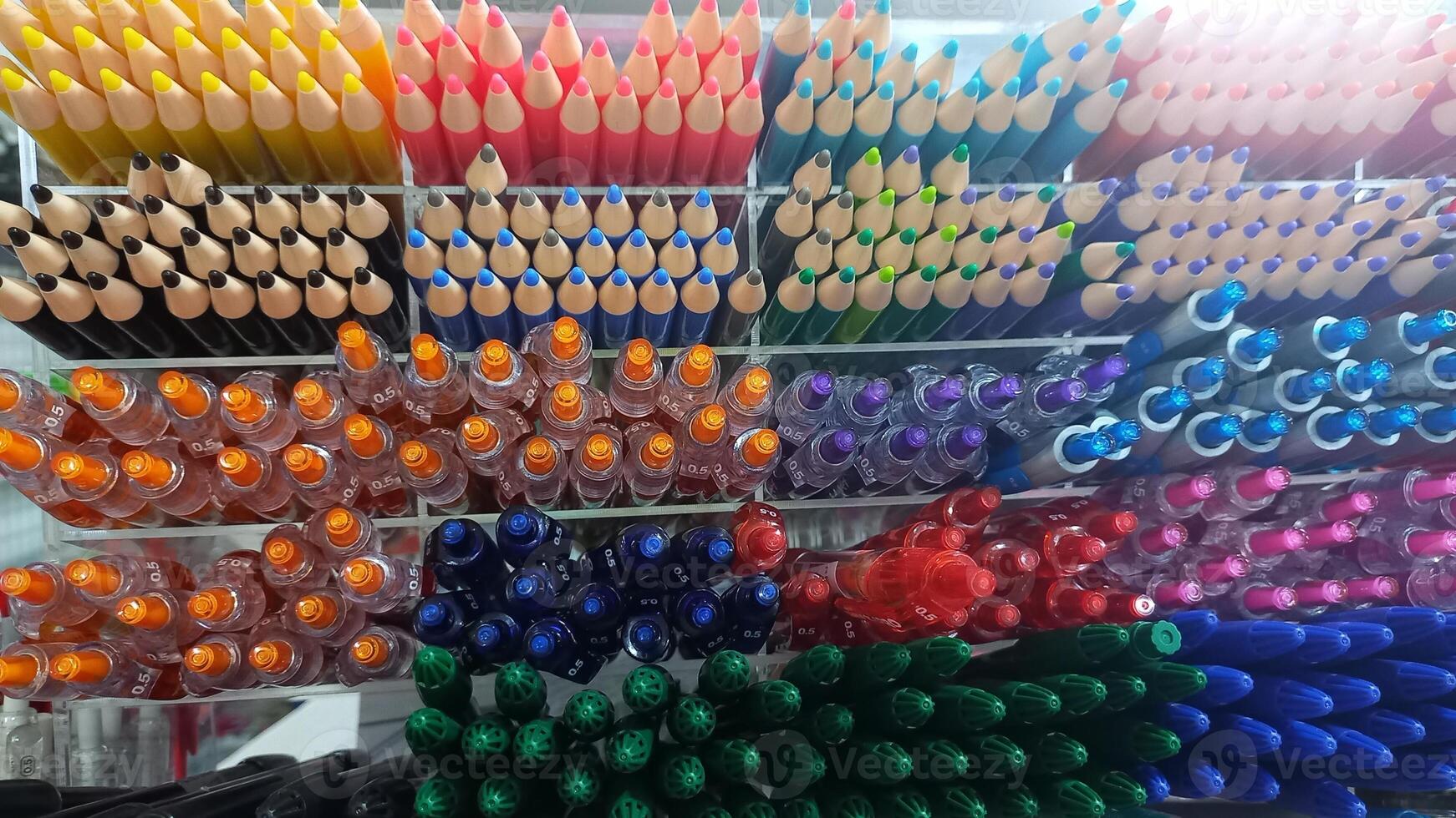 Neatly arranged pencil and ballpoint photos are suitable for the background