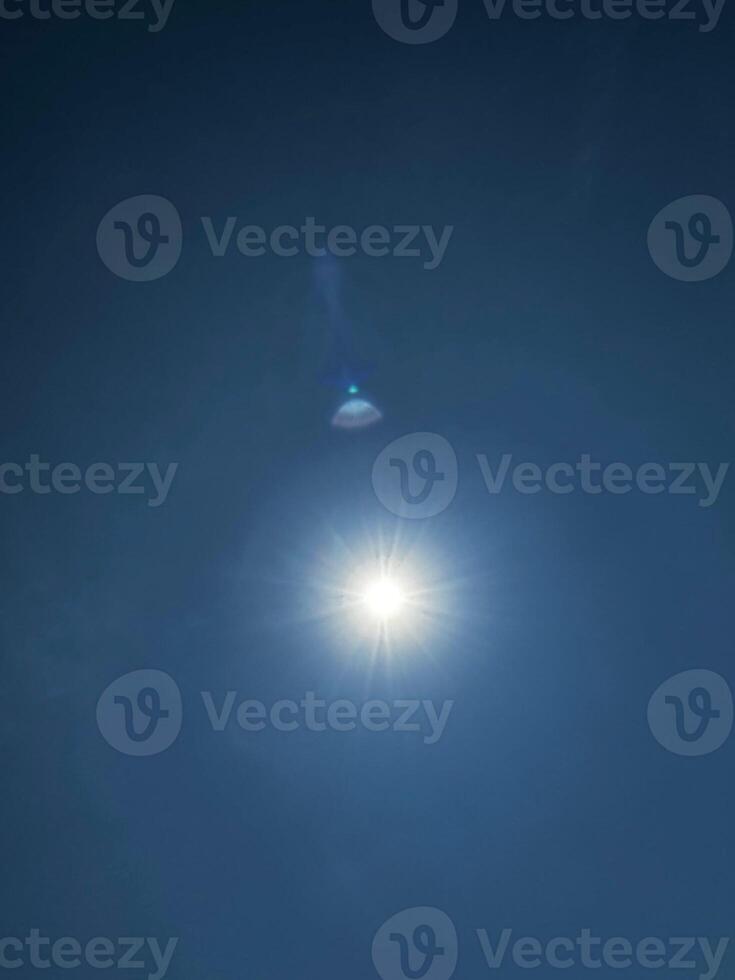 Dom brillante brillantemente en el claro azul cielo con No nubes radiante puesta de sol de cerca. feliz al aire libre paisaje para un majestuoso verano atmósfera. alto calidad foto