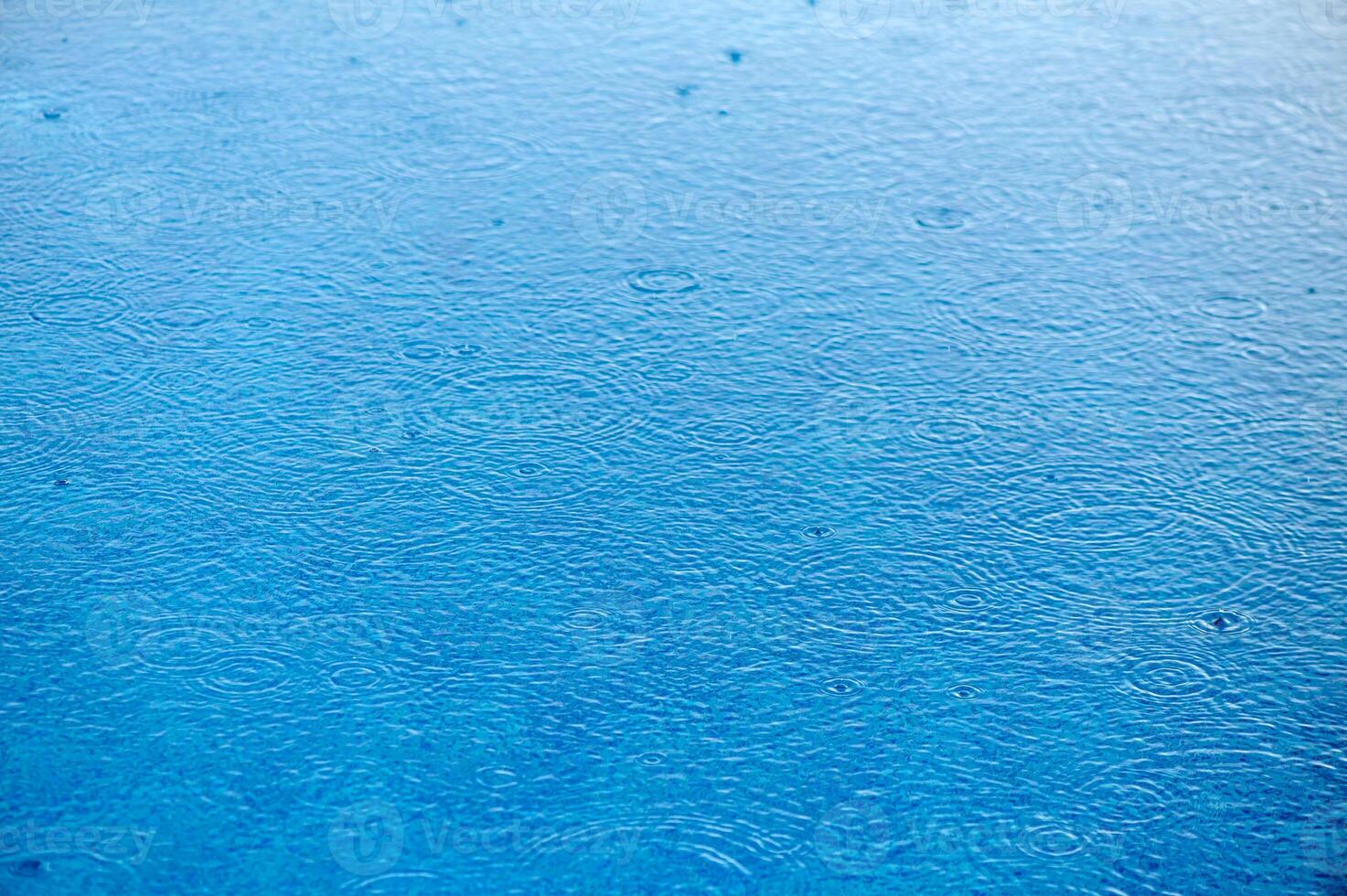 drops of water on the surface of the water in the pool 1 photo