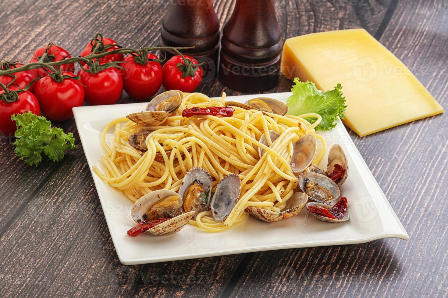 Pasta with vongole and tomato photo